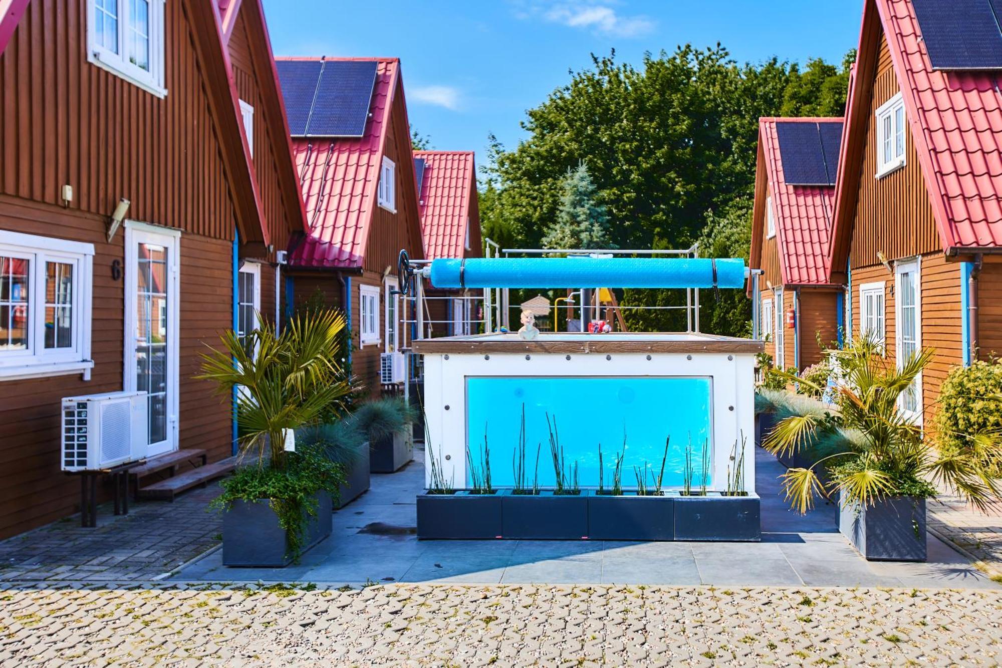 Kompleks Wypoczynkowy Pomerania Z Podgrzewanym Basenem 30 Metrow Do Morza レバル エクステリア 写真